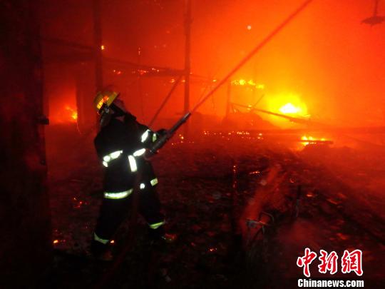 福州老房失火消防員從火場抱出倆“炸彈”(圖)