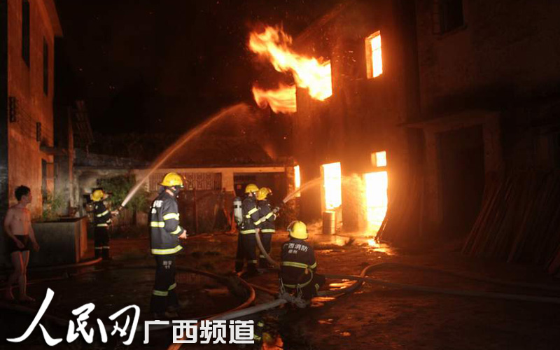 高清大圖:廣西一木材廠深夜大火燒毀整棟樓 現(xiàn)場濃煙沖天