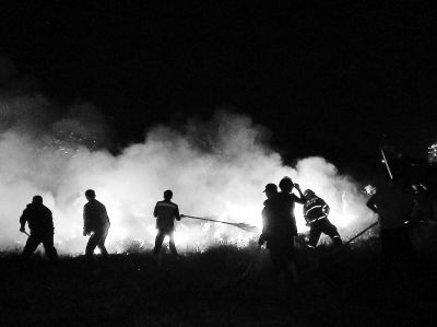 火災發(fā)生后,共出動200余警民參與救援