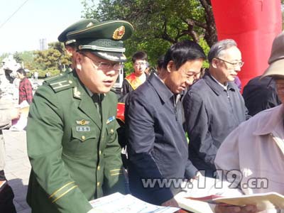 消防官兵發(fā)放消防宣傳資料