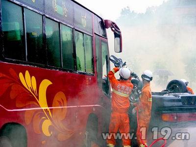 消防官兵進(jìn)行破拆救人