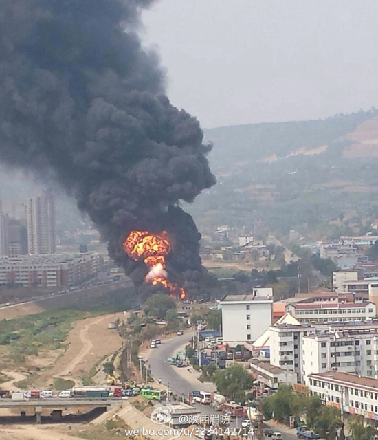 寶雞北環(huán)路岳家坡村路口一廢品收購(gòu)站突發(fā)大火 現(xiàn)場(chǎng)濃煙滾滾