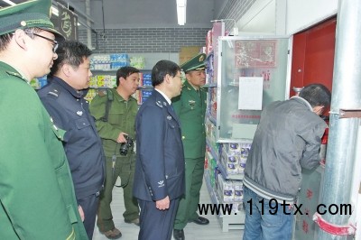 馬運濤(左四)在查看商戶消防設施洛陽市公安局宣傳處供圖