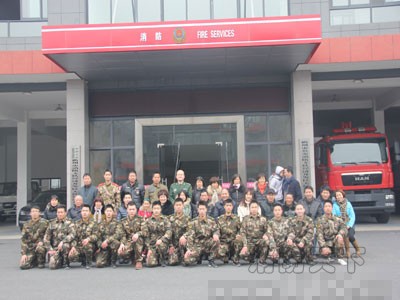 家長與戰(zhàn)士(孩子)合影