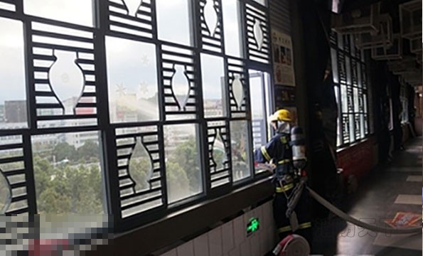 德化消防開(kāi)展大型商業(yè)樓滅火救人演練