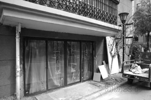 男子買(mǎi)5間地下儲(chǔ)藏室 占消防通道建“五室一廳“