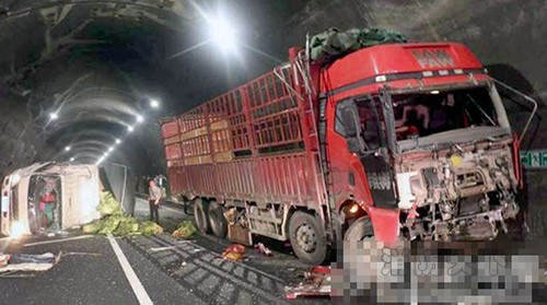 高速應(yīng)急車道被占 消防人員無奈抬設(shè)備飛奔1公里